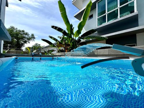 Πισίνα στο ή κοντά στο BNB Luxe Homestay, Rawang - pool, 18 pax