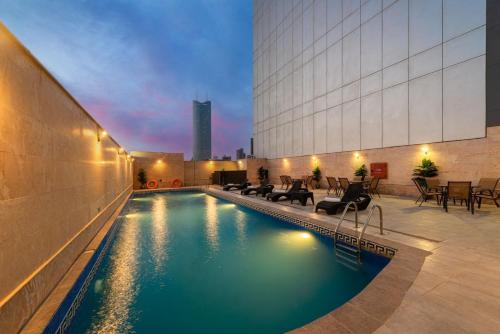 een zwembad op het dak van een gebouw bij HDB Financial District in Riyad