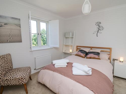 Un dormitorio con una cama grande y una silla. en Cysgod Y Garn, en Newport