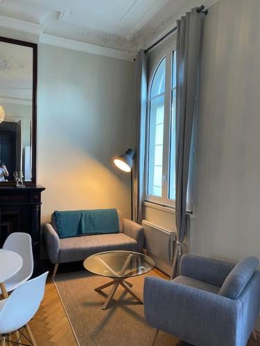 un salon avec deux canapés et une table dans l'établissement Splendide Haussmannien dans hôtel particulier, à Bordeaux
