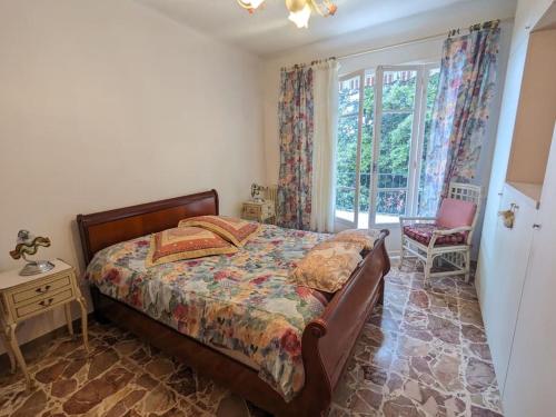 une chambre avec un lit, une chaise et une fenêtre dans l'établissement Oasis de sérénité avec vue mer imprenable, à Cagnes-sur-Mer