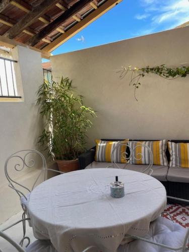 - une table et des chaises blanches dans la chambre dans l'établissement Charmante maison de ville, à Mirepoix