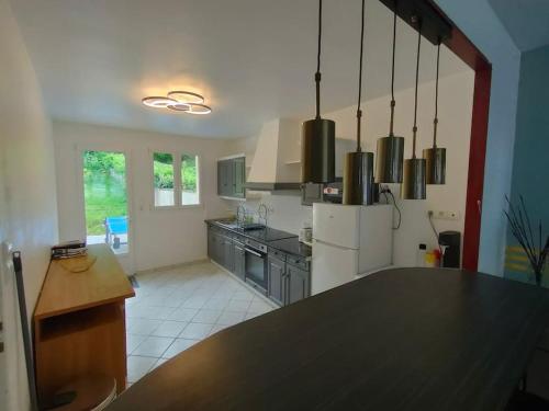 - une cuisine avec un comptoir dans une pièce dans l'établissement Maison familiale Cherbourg-ping pong-baby foot, à Cherbourg en Cotentin