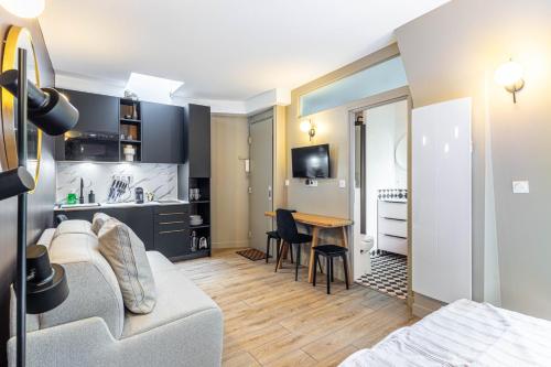 un salon avec un canapé et une table dans l'établissement GuestReady - Nice urban hideout near Montmartre, à Paris