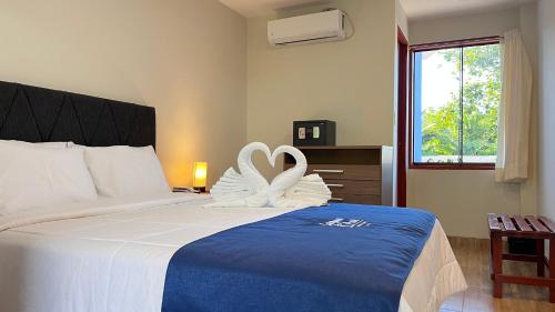 Ένα ή περισσότερα κρεβάτια σε δωμάτιο στο Laguna Azul Hotel & Suites