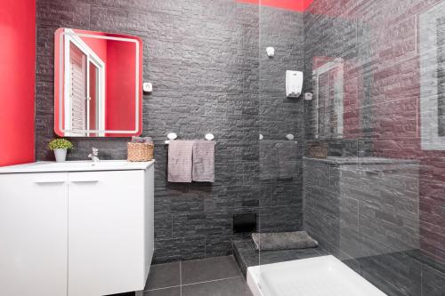 a bathroom with a black brick wall at La Lajita Barca Beach Palms in La Lajita