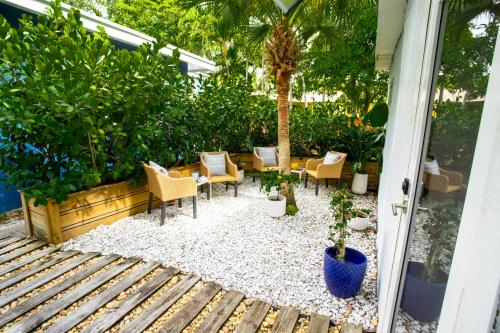 マイアミにあるCozy Tiny Home - Hidden Gem!のヤシの木が植わるパティオ(椅子付)