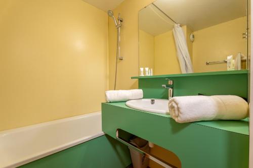 une salle de bain avec un lavabo et un miroir dans l'établissement Ski In-Out - Heart of Val Thorens Convenient Flat, WiFi 92, à Val Thorens