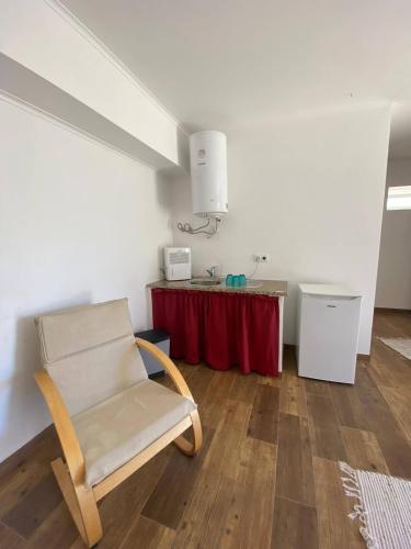 a chair in a room with a table with a red cloth at Casa Pavão in Pilar