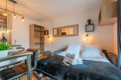 une petite chambre avec un lit et un bureau dans l'établissement Ski In-Out - Heart of Val Thorens Convenient Flat, WiFi 92, à Val Thorens