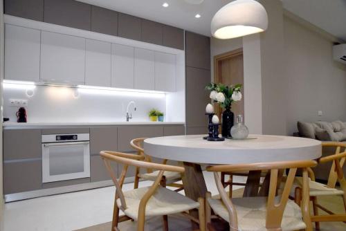 Elegant Central 2BR & 2 Ensuite Baths, Near Metro