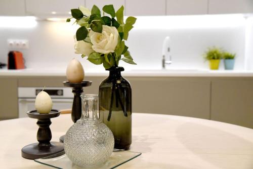 Elegant Central 2BR & 2 Ensuite Baths, Near Metro