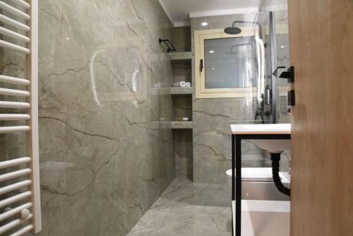 Elegant Central 2BR & 2 Ensuite Baths, Near Metro