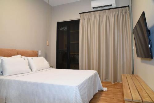 Elegant Central 2BR & 2 Ensuite Baths, Near Metro