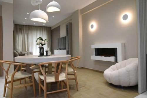 Elegant Central 2BR & 2 Ensuite Baths, Near Metro