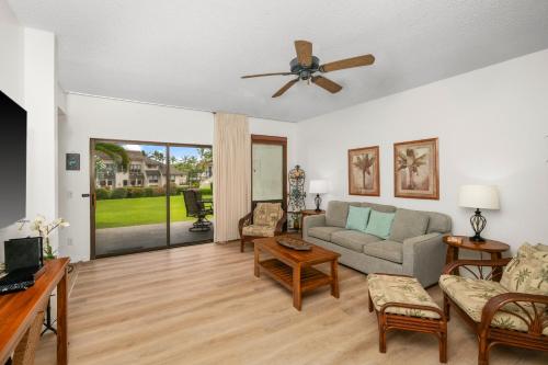 TV a/nebo společenská místnost v ubytování 1Br 1Ba Kahala Tropical Dream, Pool, Garden View 513