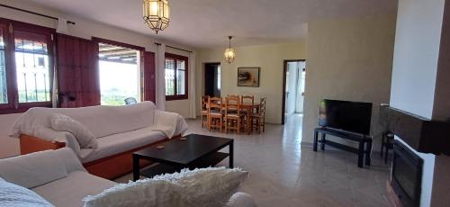 Encantador Cortijo con Piscina Privada y Vista al Mar
