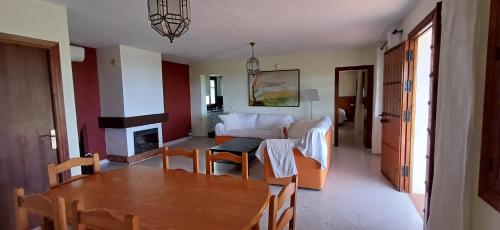 Encantador Cortijo con Piscina Privada y Vista al Mar