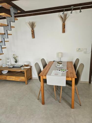a dining room with a wooden table and chairs at Ferienhaus Albers in Oberlangen