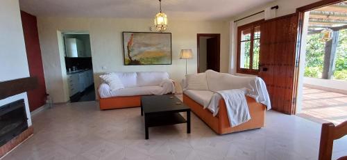 Encantador Cortijo con Piscina Privada y Vista al Mar