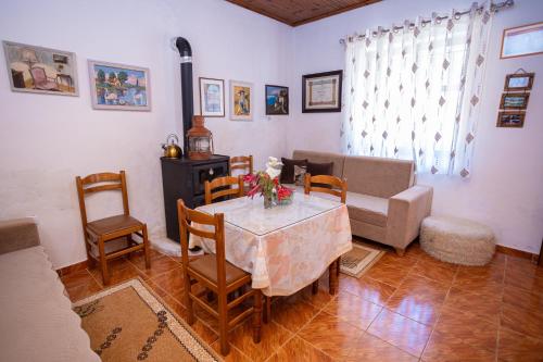 Φωτογραφία από το άλμπουμ του Guesthouse near Llogara National Park σε Dukat