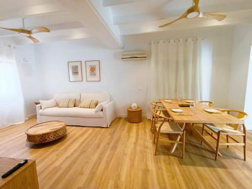 un salon avec un canapé blanc et une table dans l'établissement Casabella Le patio, à Altea