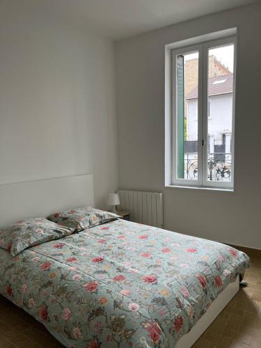 une chambre avec un lit et une fenêtre dans l'établissement T2 Alfortville, à Alfortville