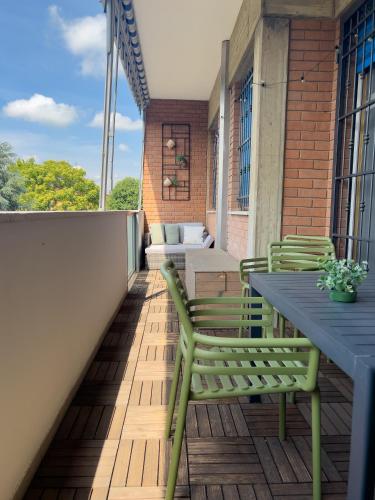 a patio with a table and chairs on a balcony at B&B La Fontana in Spilamberto
