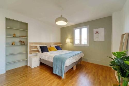 a bedroom with a bed and a window at Residence Reine - Boulogne - Paris in Boulogne-Billancourt