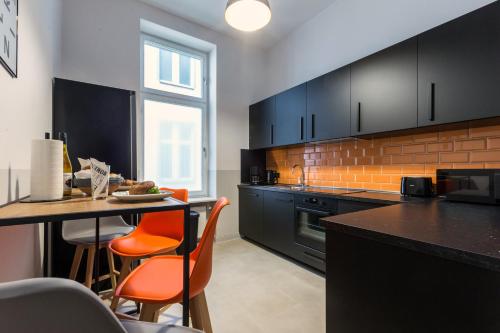 Кухня или мини-кухня в Dilo Apartments Berlin - Akazien Residenz Apartments - große Ferienwohnungen für Gruppen
