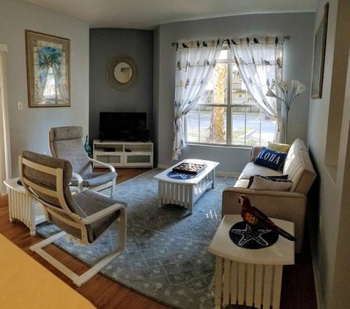 Bright and Spacious 1Bed 1Bath condoにあるテレビまたはエンターテインメントセンター
