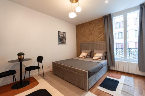 een slaapkamer met een bed en een raam bij Joli studio proche de paris -pantin in Pantin