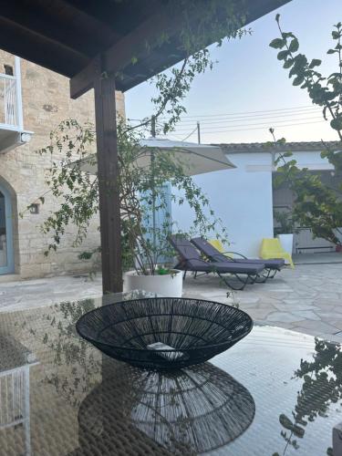 a black bowl sitting on a patio at Little Stone House in Lymbia
