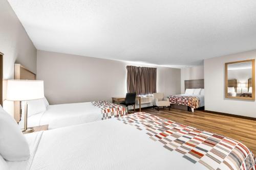 Katil atau katil-katil dalam bilik di Red Roof Inn Niagara Falls