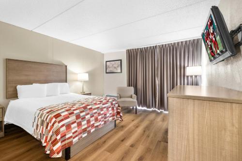 Katil atau katil-katil dalam bilik di Red Roof Inn Niagara Falls