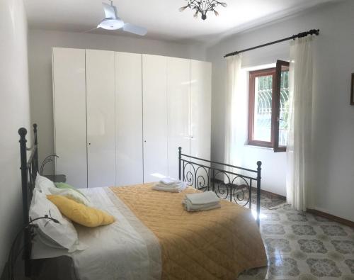 a bedroom with a bed with two towels on it at Residenza Panoramica Villa Carmela in Rocca Cilento