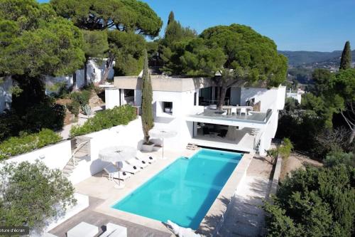 une vue aérienne d'une villa avec piscine dans l'établissement K-Sea Villa One - Villa Unique de Luxe à Cassis, à Cassis