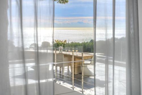 une chambre avec vue sur l'océan à travers une fenêtre dans l'établissement K-Sea Villa One - Villa Unique de Luxe à Cassis, à Cassis