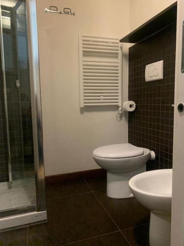 a bathroom with a toilet and a sink at Appartamento in mezzo al verde in Sauze dʼOulx