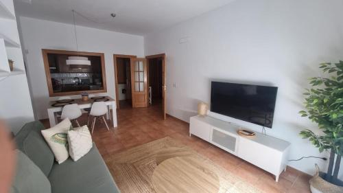 Μια τηλεόραση ή/και κέντρο ψυχαγωγίας στο Apartamento 50 m playa preciosa