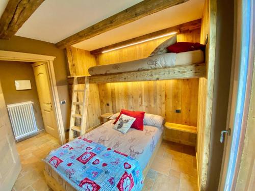 a bedroom with two bunk beds in a room at Casa Clus Bormio apartments 2 in Valdisotto