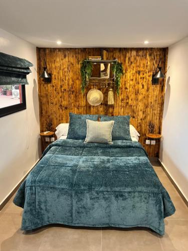 Un dormitorio con una cama grande con una manta verde. en Dar L'hna, en Marrakech