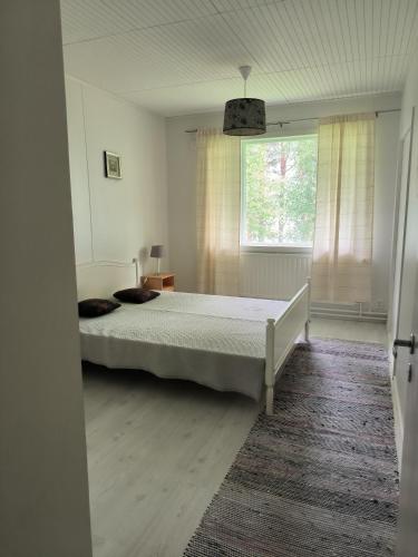 a bedroom with a bed and a window at Oravamökki in Sotkajärvi