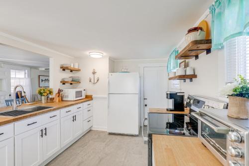 Η κουζίνα ή μικρή κουζίνα στο Plum Island Retreat about 1-Block Walk to Beach!