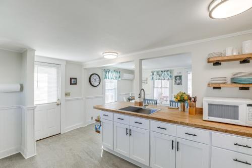 Η κουζίνα ή μικρή κουζίνα στο Plum Island Retreat about 1-Block Walk to Beach!