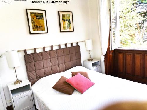 - une chambre avec un lit doté d'un oreiller rose dans l'établissement BIARRITZ CENTRE tout à pied parking Wifi, à Biarritz