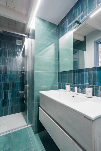 a bathroom with a sink and a shower at Domus Xenia in San Giorgio a Cremano