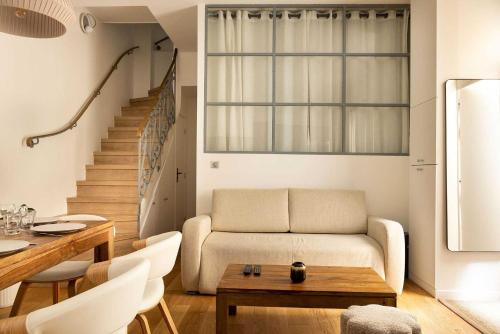 un salon avec un canapé et une table dans l'établissement Amazing apartment - 2BR-6P - Nation, à Paris