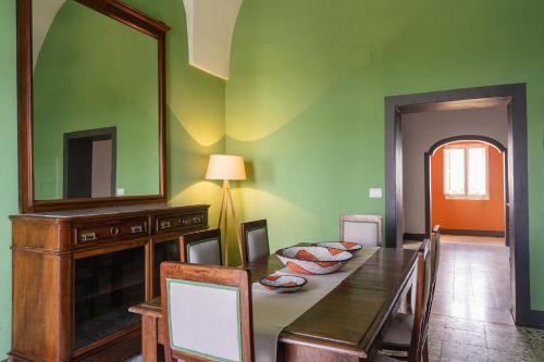 una sala da pranzo con un tavolo e uno specchio di Masseria La Presentina a Monopoli