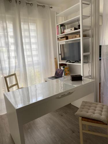 - un bureau blanc dans une chambre avec fenêtre dans l'établissement Studio Angela proche Tour Eiffel, à Paris